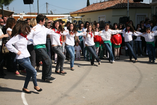 Didyma 'Tulips' festival - Children dance in the plateia